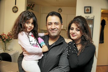 Onkel Omid møtte niesen sin Melissa (4) for aller første gang. Her sammen med søsteren Afsaneh (34).