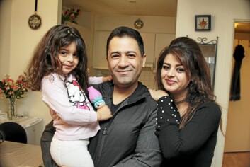 Onkel Omid møtte niesen sin Melissa (4) for aller første gang. Her sammen med søsteren Afsaneh (34). Onkel Omid møtte niesen sin Melissa (4) for aller første gang. Her sammen med søsteren Afsaneh (34).