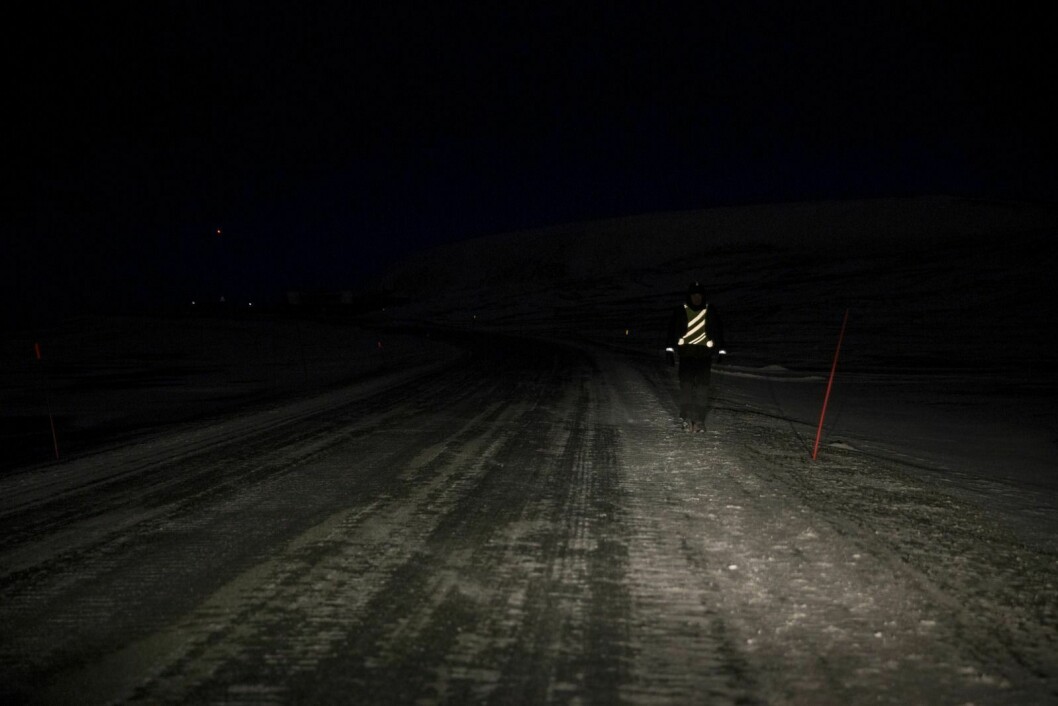 For et par år siden gjorde Svalbardpostens Christopher Engås en test for å vise hvor lite synlig man er uten refleks, selv på kort avstand med langlys. Her er et bilde med refleks.