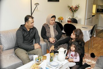 Familien samlet i leiligheten i Kolbotn sentrum.