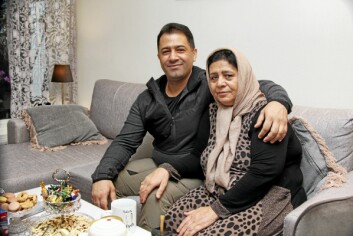 Mamma og Omid i sofaen i leiligheten i Kolbotn sentrum. Mamma og Omid i sofaen i leiligheten i Kolbotn sentrum.