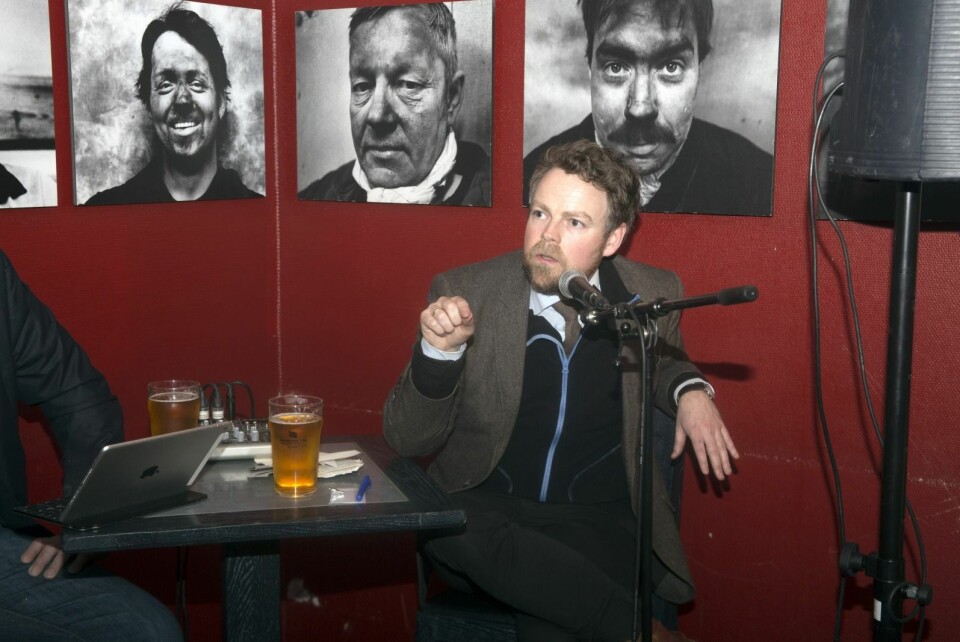 Arne O. Holm intervjuer næringsminister Torbjørn Røe Isaksen (H) på Karlsberger Pub.