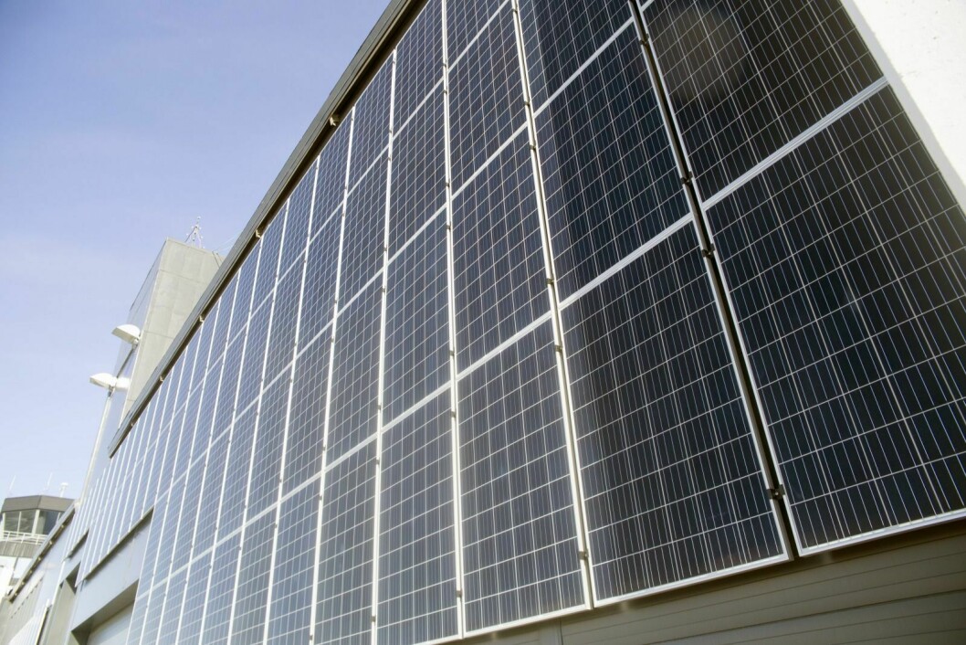 Solcellepaneler er miljøvennlig, men er blitt et problem for effektbalansen i Energiverket. Hvis ingenting gjøres kan man se for seg et scenario der man blir nødt til å forby denne typen strømproduksjon i Longyearbyen.