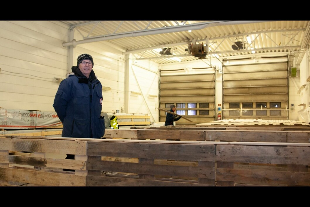 Karl-Eric Melander viser frem lokalet som i januar skal bli et nytt bilverksted. Karl-Eric Melander viser frem lokalet som i januar skal bli et nytt bilverksted.