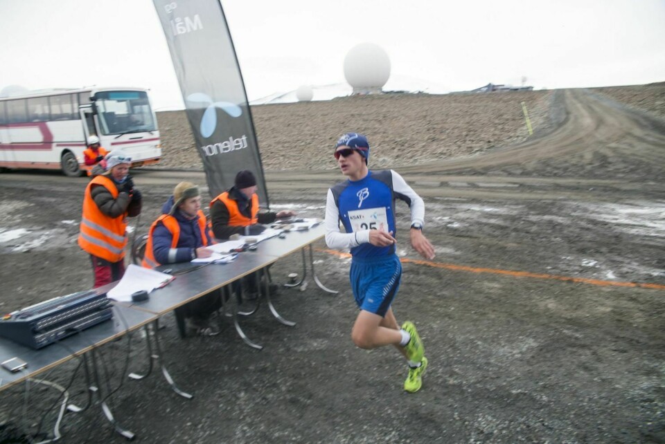 Ingen kunne gjøre noe med den suverene 15-åringen Marius Bakke fra Søgne. Han løp de 8,5 kilometrene fra Taubanesentralen og opp til Svalsat på 40 minutter. Med det var han over halvannet minutt før nestemann.
