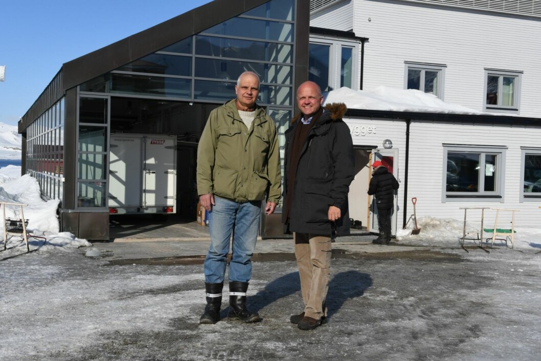 Får penger: Servicebygget har fått store setningsskader de siste årene. Mandag slapp miljøminister Vidar Helgesen, til høyre, nyheten om at det kommer 12 millioner kroner til opprustning av bygget. Direktør i Kings Bay, Ole Øiseth ble svært glad for pengene. Får penger: Servicebygget har fått store setningsskader de siste årene. Mandag slapp miljøminister Vidar Helgesen, til høyre, nyheten om at det kommer 12 millioner kroner til opprustning av bygget. Direktør i Kings Bay, Ole Øiseth ble svært glad for pengene.
