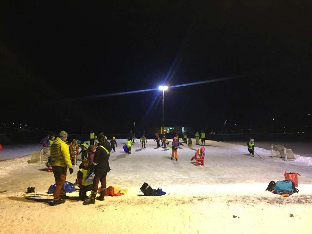 Det var mange som tok turen til skøytebanen i går, søndag, da Aktiv i friluft arrangerte mørketidsfest. Det var mange som tok turen til skøytebanen i går, søndag, da Aktiv i friluft arrangerte mørketidsfest.