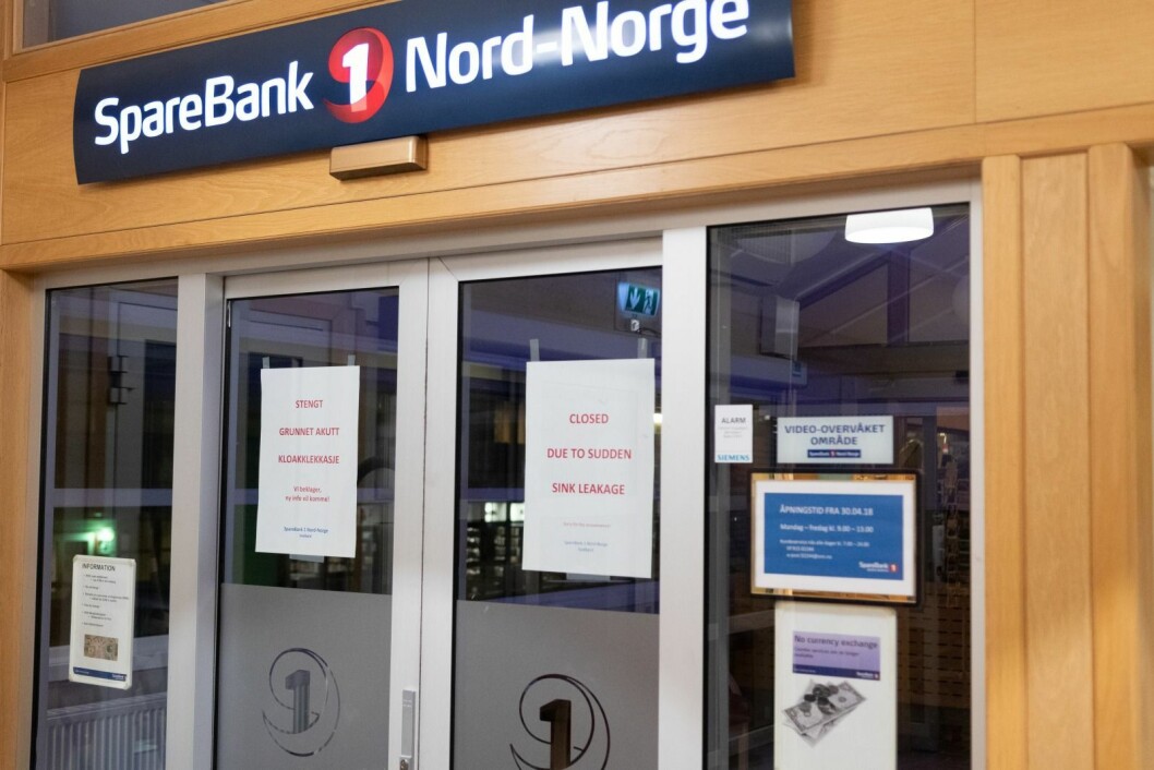 Banken måtte i dag stenge på grunn av en kloakklekkasje. Hvor lenge de må holde stengt er uvisst. Banken måtte i dag stenge på grunn av en kloakklekkasje. Hvor lenge de må holde stengt er uvisst.