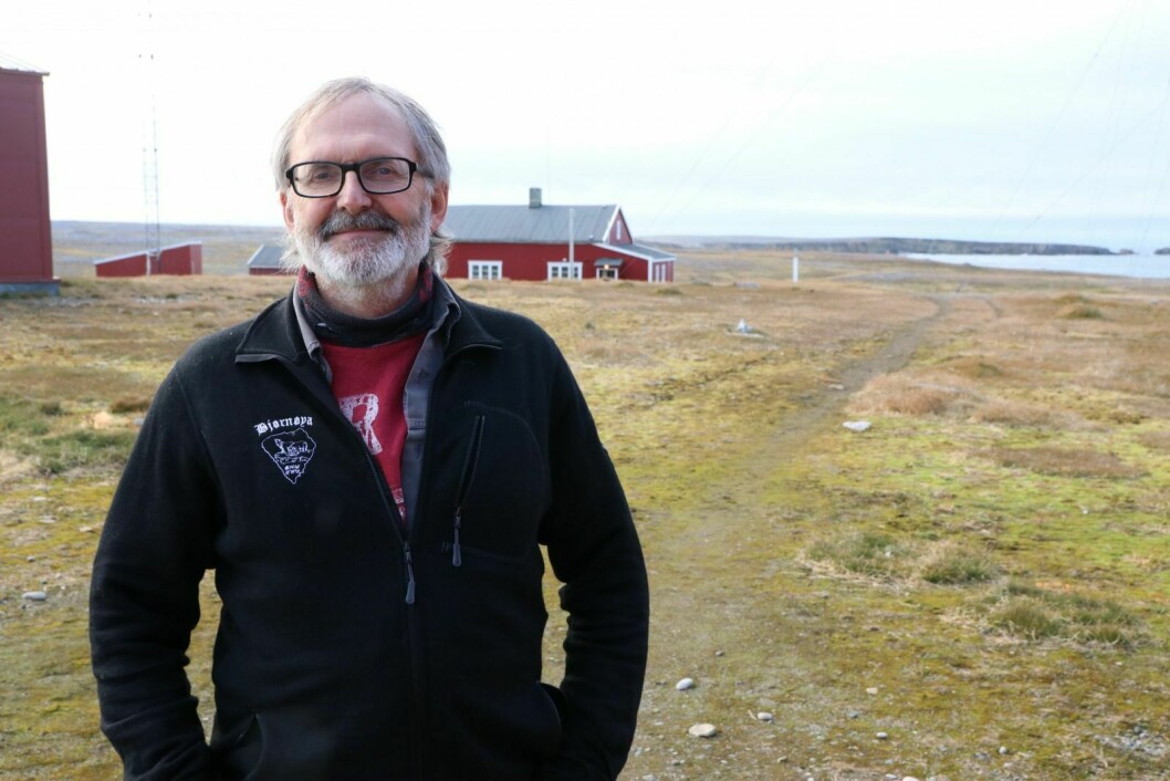 TRIVES: Erling Schjølberg har likt seg så godt de månedene han har vært på Bjørnøya at han allerede kunne tenkt seg tilbake. Bildet ble tatt da Svalbardposten møtte ham på øya i slutten av september. Nå er det både mørkere og snø på bakken utenfor værstasjonen.