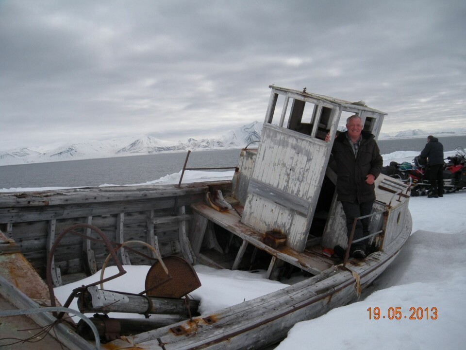Thorvald Ianssen på «Hvitfisk», slik den står i dag på stranda i Bellsund.