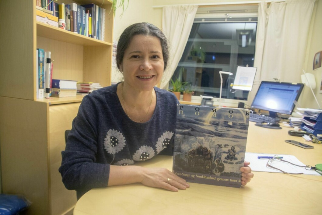 Anastasia Gorter er fortsatt hos Sysselmannen, men i bokhylla har hun en forsmak på det som venter henne i den kommende jobben hos Svalbard Museum. Hun skal blant annet jobbe med pomorenes historie på Svalbard.