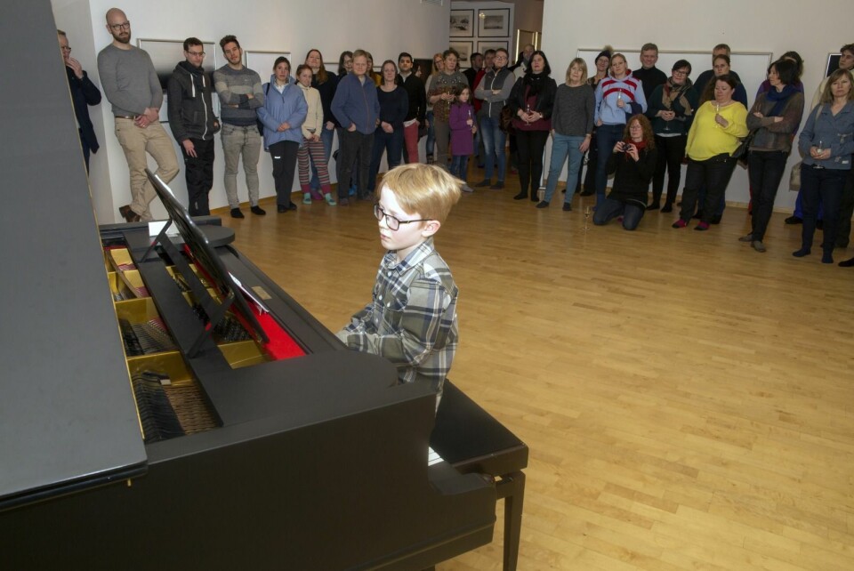 Jørund Bjørndal sørget for det musikalske da Solfestuka 2018 ble åpnet på Galleri Svalbard søndag kveld. Jørund Bjørndal sørget for det musikalske da Solfestuka 2018 ble åpnet på Galleri Svalbard søndag kveld.