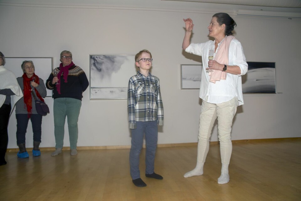 Kunstner Tove Sundt-Hansen syntes Jørund spilte så fint at hun ville ha ekstranummer. 11-åringen stilte selvfølgelig opp en gang til. Kunstner Tove Sundt-Hansen syntes Jørund spilte så fint at hun ville ha ekstranummer. 11-åringen stilte selvfølgelig opp en gang til.