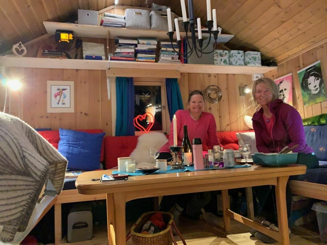 Sunniva Sørby (t.v.) og Hilde Fålun Strøm inne i den 20 kvadratmeters hytta de har tilbragt de to siste månedene i. Der skal de bo fram til mai.