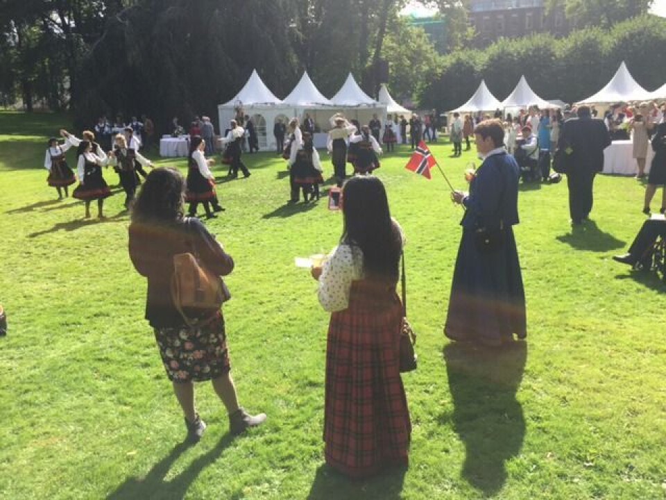 Det er strålende sol og masse underholdning i Slottsparken.