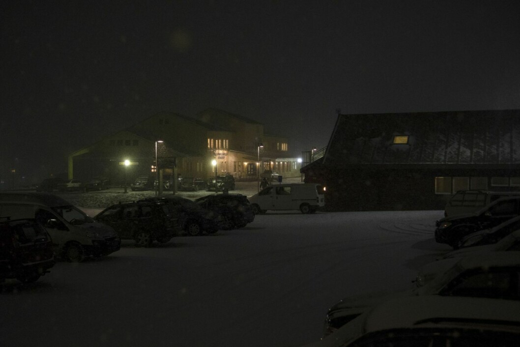 Hele byen var uten strøm en kort tid rundt klokken ti tirsdag morgen. Longyearbyen sykehus (bildet) har aggregat og ble ikke berørt av strømstansen.
