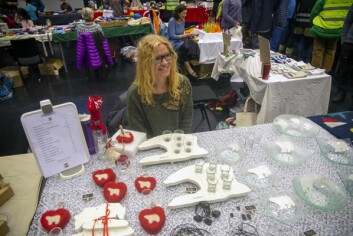 Marry Kristin Waal Sandstå byr blant annet på egenprodusert glass med svalbardmotiv. Marry Kristin Waal Sandstå byr blant annet på egenprodusert glass med svalbardmotiv.