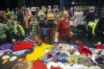 Stine Teigen strikker hele tiden. Det har gjort at hun har mye å selge på årets julemesse. Stine Teigen strikker hele tiden. Det har gjort at hun har mye å selge på årets julemesse.