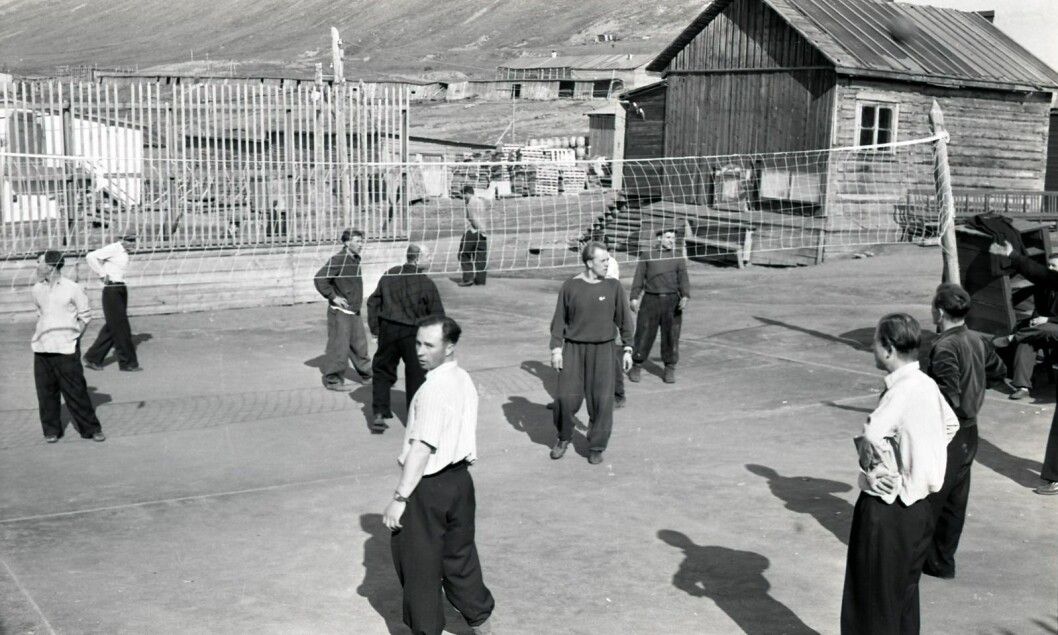 Fra en volleyballkamp i Colesbukta sommeren 1960. Fra en volleyballkamp i Colesbukta sommeren 1960.