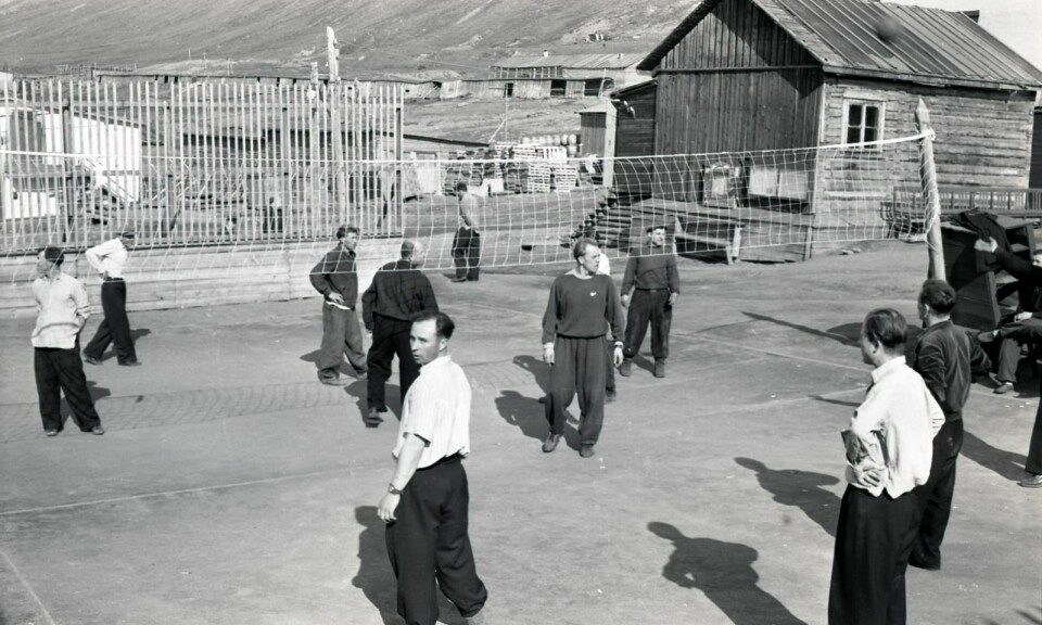 Fra en volleyballkamp i Colesbukta sommeren 1960. Fra en volleyballkamp i Colesbukta sommeren 1960.
