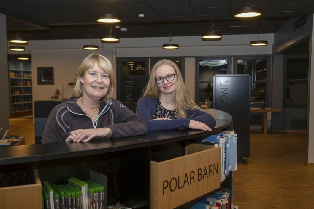 Longyearbyen folkebibliotek er nominert til Årets bibliotek 2018. De to fast ansatte, bibliteksjef Eln Anita Olsrud og barne- og ungdomsbibliotekar Marie Mæland, synes det er stas. Longyearbyen folkebibliotek er nominert til Årets bibliotek 2018. De to fast ansatte, bibliteksjef Eln Anita Olsrud og barne- og ungdomsbibliotekar Marie Mæland, synes det er stas.
