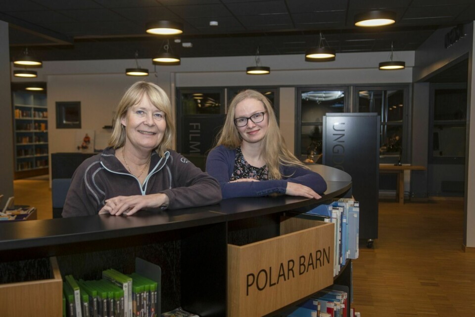 Longyearbyen folkebibliotek er nominert til Årets bibliotek 2018. De to fast ansatte, bibliteksjef Eln Anita Olsrud og barne- og ungdomsbibliotekar Marie Mæland, synes det er stas.