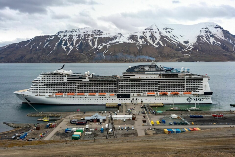 MSC «Meraviglia» under et av anløpene til Longyearbyen havn sommeren 2018. Dette er verdens femte største cruiseskip, med en kapasitet på 5.700 passasjerer og 1500 besetningsmedlemmer. I framtiden må båter av denne størrelsen betale betydelig mer i kaiavgift.