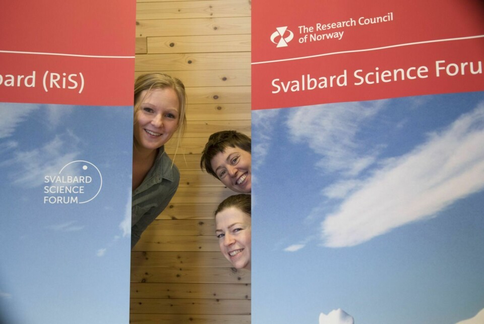 Helén Johanne Andersen fra venstre, Cecilia Sandström og Margrete Keyse jobber i Svalbard Science Forum. De hjelper forskerne å finne hverandre og samarbeide der det er mulig. Carina Leander var ikke tilstede da bildet ble tatt.