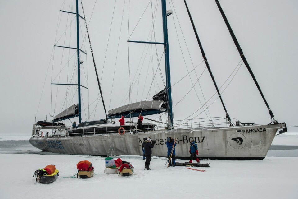 I LONGYEARBYEN: Båten «Pangaea» har vært i Longyearbyen siden begynnelsen av oktober. Nå skal den fylles opp med utstyr og mannskap som trengs for å hente ut nordpolfarerne. Målet er å få dem ombord i båten et sted i nærheten av Sjuøyane nord for Nordaustlandet. Foto: Dmitry Sharomov / Pole2Pole I LONGYEARBYEN: Båten «Pangaea» har vært i Longyearbyen siden begynnelsen av oktober. Nå skal den fylles opp med utstyr og mannskap som trengs for å hente ut nordpolfarerne. Målet er å få dem ombord i båten et sted i nærheten av Sjuøyane nord for Nordaustlandet. Foto: Dmitry Sharomov / Pole2Pole