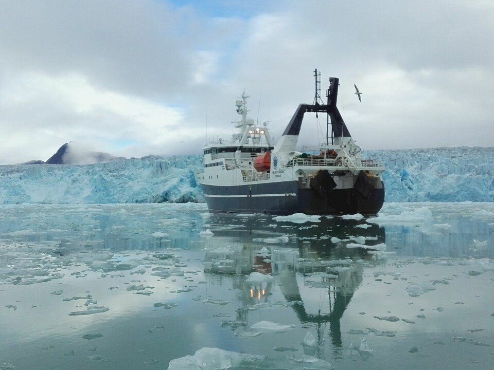 Forskningsfartøyet «Helmer Hanssen» foran brefront i Kongsfjorden. Forskningsfartøyet «Helmer Hanssen» foran brefront i Kongsfjorden.