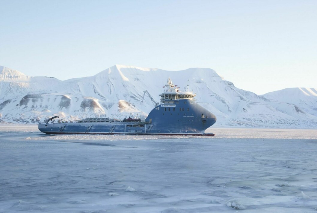 «Polarsyssel» kom til Longyearbyen i strålende sol og minus 16 grader. Båten måtte bane seg vei gjennom isen som har lagt seg.