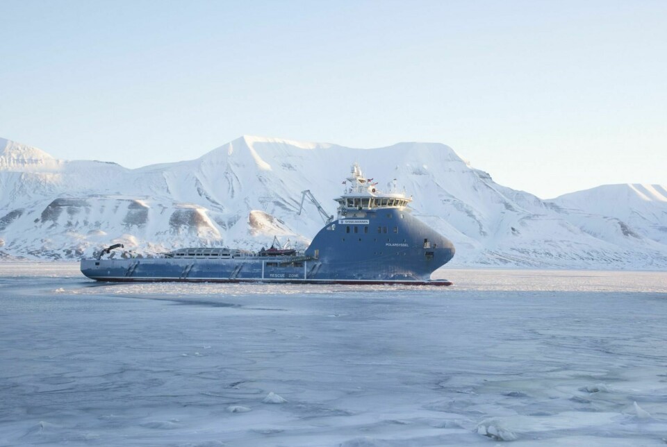 For å spare diesel blir Polarsyssel liggende seks uker mer ved kai i Longyearbyen. Sysselmesteren innrømmer at både tilstedeværelse og kontrollvirksomhet lider under sparekniven.