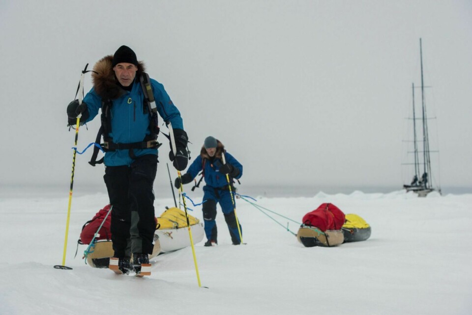 ERFARNE: Mike Horn (nærmest) og Børge Ousland gjennomførte en lignende ekspedisjon i 2006. Bildet er tatt da de ble satt av på pol-isen i september.