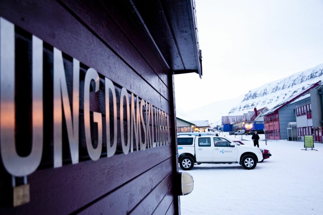 Ungdom og voksne er ikke enige i hvor lenge Ungdomsklubben skal holde åpent. Ungdom og voksne er ikke enige i hvor lenge Ungdomsklubben skal holde åpent.
