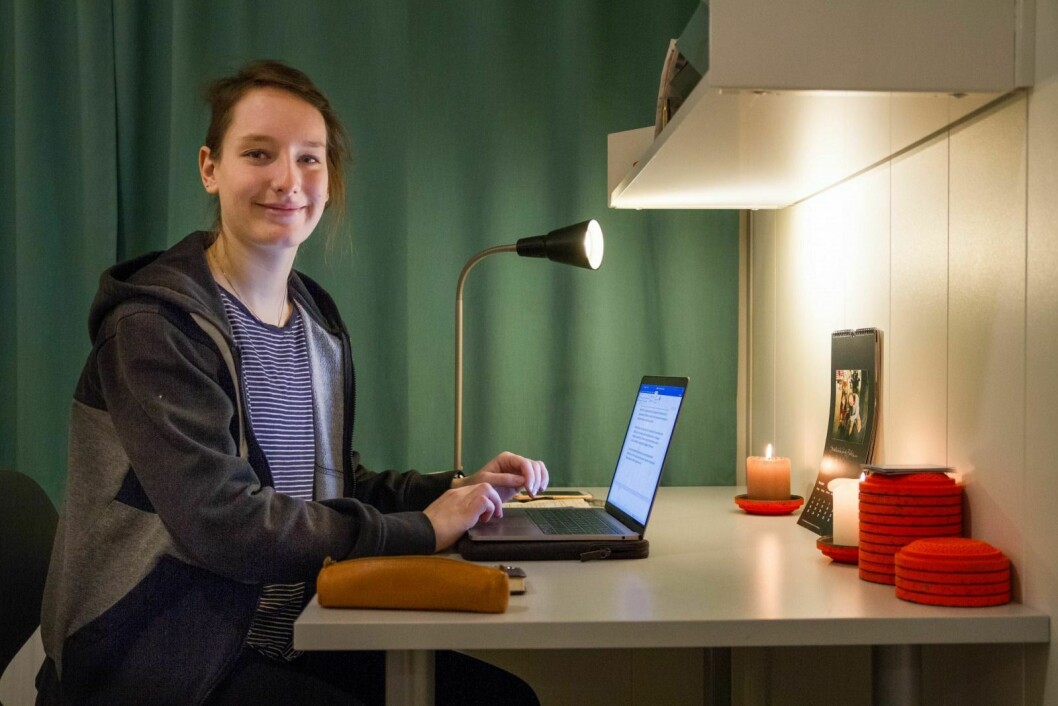 Aurelia Schwesinger sitter å skriver på siste rapport på rommet sitt i Sjøskrenten studentboliger.