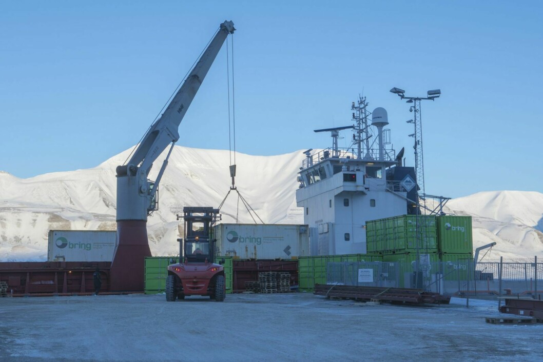 Noe av lasten på fraktbåten «Norbjørn» har fått vannskade på seilasen fra Tromsø til Longyearbyen.