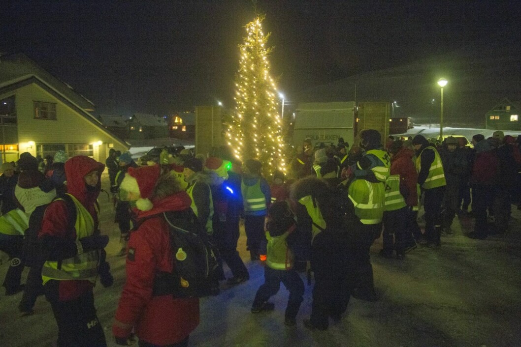 Lysene på juletreet på torget ble tent søndag, og hundrevis hadde møtt opp for anledningen. Lysene på juletreet på torget ble tent søndag, og hundrevis hadde møtt opp for anledningen.