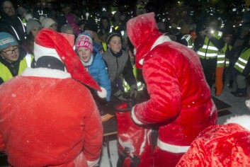 Nissene var definitivt blant kveldens mest populære gjester på torget i Longyearbyen. Nissene var definitivt blant kveldens mest populære gjester på torget i Longyearbyen.