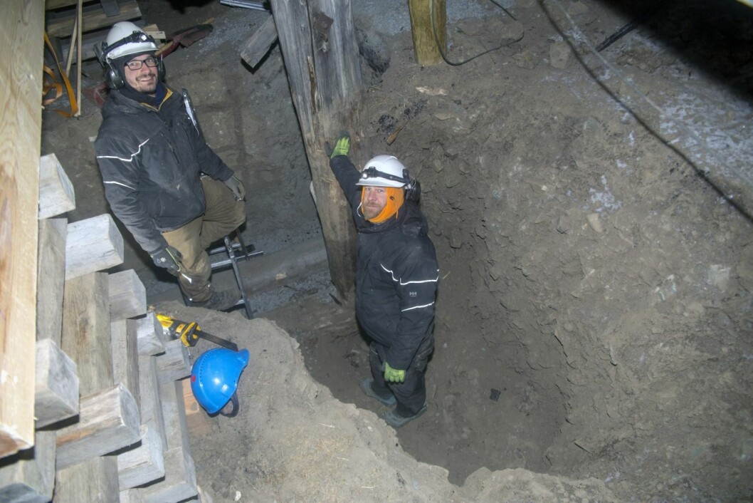 Tømrerne Peter Worschech (t.v.) og Frank Pettersen fra Bergen jobber med å skifte ut et råtnende fundament på den 24 meter høye taubanebukken. Selv om det er kaldt og mørkt, trives bergenserne med de uvanlige oppgavene. Tømrerne Peter Worschech (t.v.) og Frank Pettersen fra Bergen jobber med å skifte ut et råtnende fundament på den 24 meter høye taubanebukken. Selv om det er kaldt og mørkt, trives bergenserne med de uvanlige oppgavene.