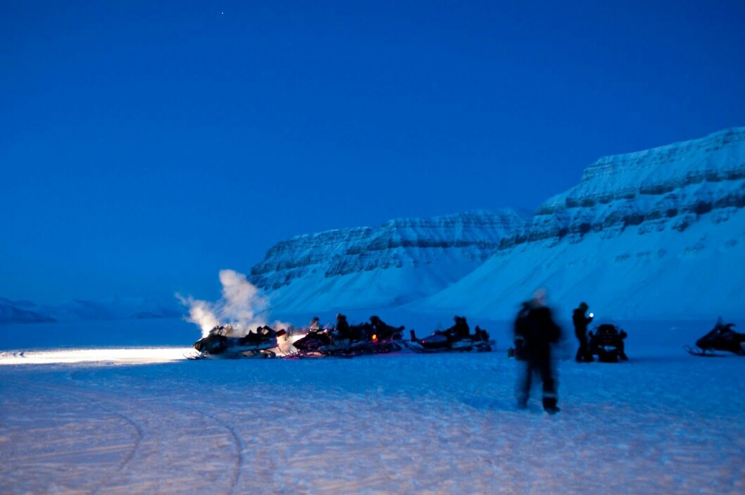 Her er et følge fra Basecamp Spitsbergen på tur til Båten i isen for noen år tilbake. Selskapet har blant annet hundegård, skuterturer, båtturer, overnattingsstedet Isfjord Radio og næringshytte i Adolfbukta.