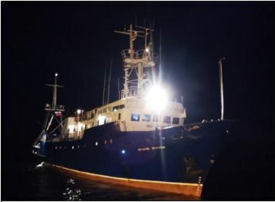 Forskningsbåten Dalnie Zelentsy til Murmansk Marine Biologiske Institutt (MMBI). Den var på forskningstokt i østre Barentshavet nær Frans Josef land før den kom innom Svalbard. Dalnie Zelentsy ble bygd i 1978 og er 55 m lang.