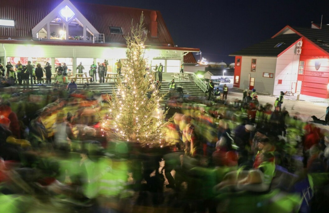 GLITRENDE GRØNT: Mange ville være med å markere at førjulstida nå er over oss. Treet fra Tromsø ble begivenhetens sentrum da advent ble innledet på torget søndag. GLITRENDE GRØNT: Mange ville være med å markere at førjulstida nå er over oss. Treet fra Tromsø ble begivenhetens sentrum da advent ble innledet på torget søndag.
