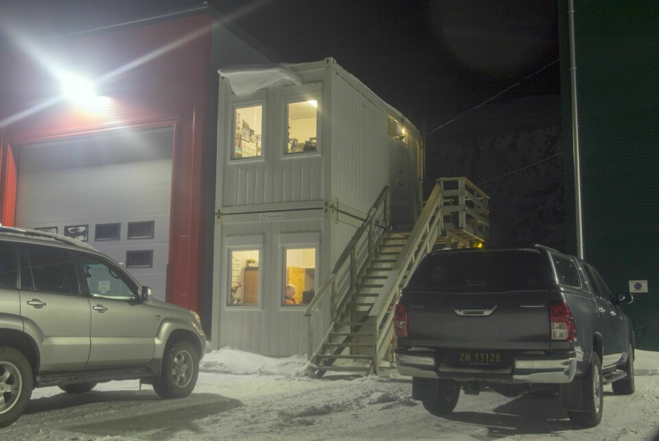 LNS Spitsbergen må fjerne de to kontorbrakkene som står oppå hverandre, mellom to lagerbygg som selskapet eier. Årsaken er at de har status som «midlertidige».