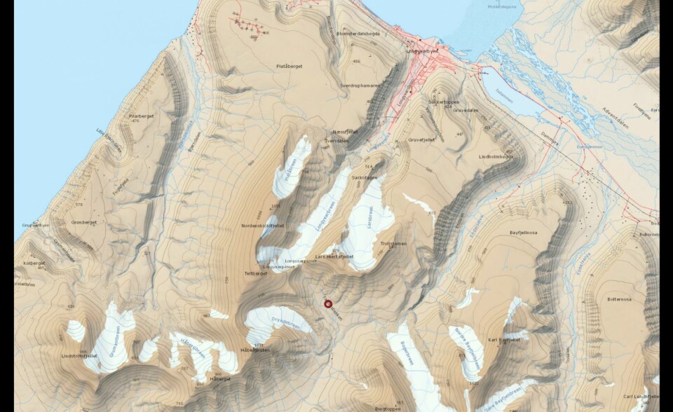 Det skal ha gått et snøskred i Fardalen (merket med rød ring).