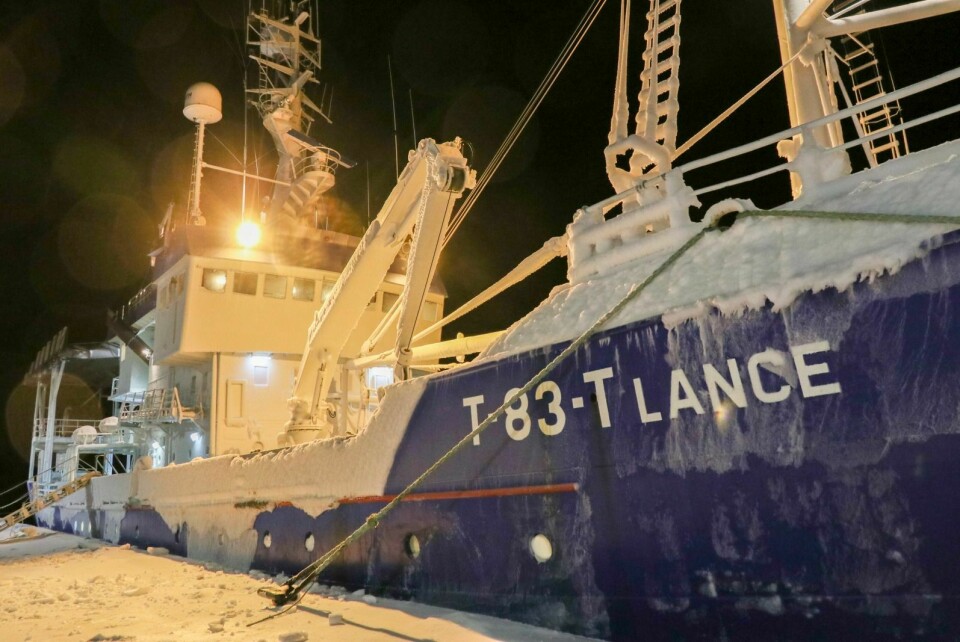 I ISEN: Det tidligere forskningsfartøyet «Lance» sitter nå fast i isen, og snart drar to menn ut for å gå polfarerne imøte. Bildet ble tatt da båten lå til kai i Longyearbyen sist fredag.