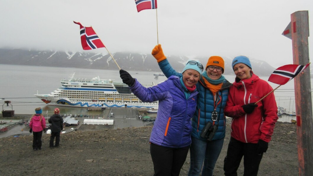 I fjor ønsket byen velkommen fra Burmaveien. Nå inviterer fra venstre Trine Kystad. Visit Svalbard, Eva-Britt Kornfeldt, Svalbard Cruise Network og Linn Cecilie Blekkerud, Visit Svalbard, hele byen igjen. I fjor ønsket byen velkommen fra Burmaveien. Nå inviterer fra venstre Trine Kystad. Visit Svalbard, Eva-Britt Kornfeldt, Svalbard Cruise Network og Linn Cecilie Blekkerud, Visit Svalbard, hele byen igjen.