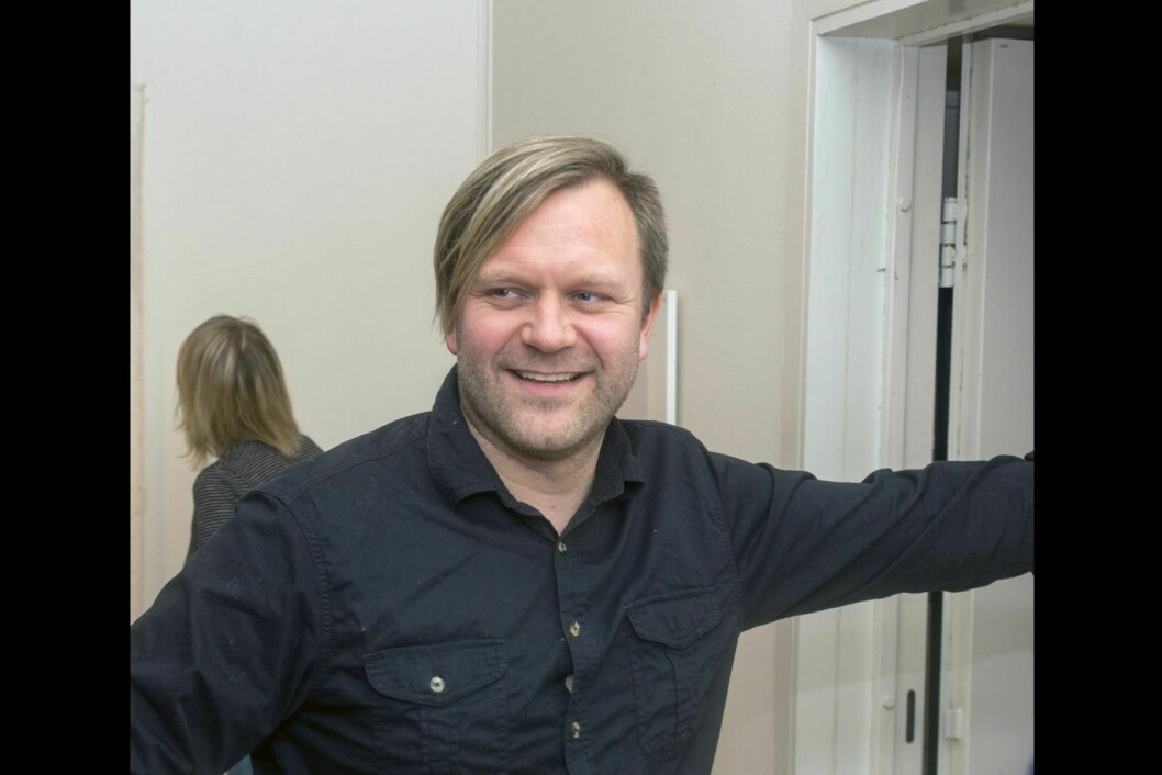 Tor Kristian Berge fikk æren av å åpne solfestuka 2018. Kultursjef Roger Zahl Ødegård stiller seg uforstående til at Svalbardpostens redaktør, på lederplass, kritiserer valget av taler til åpningen. Berge representerte en av hovedsponsorene, Personal Partner.