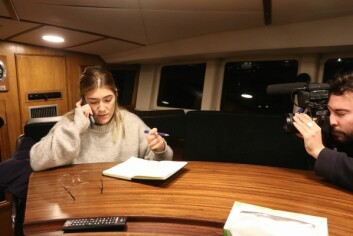 OPPDATERING: Mike Horn ringer datteren én gang om dagen. Her snakker Jessica og Mike sammen. Hun noterer seg posisjonen de er på og hører hvordan de har det ute på pol-isen. – Den gode nyheten er at «Lance» nå bare er 25 kilometer unna dem, sier hun til Svalbardposten mens en fransk TV-fotograf filmer det hele. OPPDATERING: Mike Horn ringer datteren én gang om dagen. Her snakker Jessica og Mike sammen. Hun noterer seg posisjonen de er på og hører hvordan de har det ute på pol-isen. – Den gode nyheten er at «Lance» nå bare er 25 kilometer unna dem, sier hun til Svalbardposten mens en fransk TV-fotograf filmer det hele.