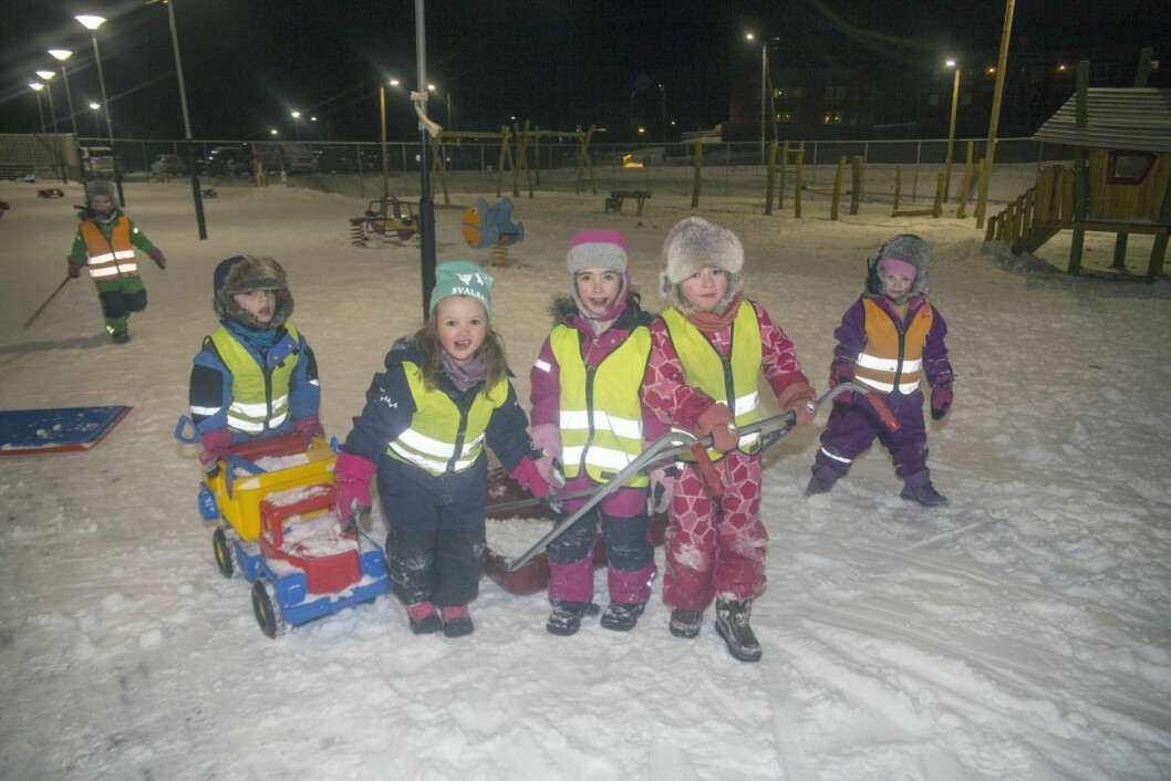 De leker godt sammen, og i slutten av februar blir det 10-13 flere lekekamerater i Polarflokken barnehage. Fra venstre: Felix Klungseth Rotevatn (4, løpende bak), Silas Hübner (4), Arya Bråten (4), Elida Jochmann (5), Lotte Ylvisåker Håvelsrud (5) og Ella Angen (4).
