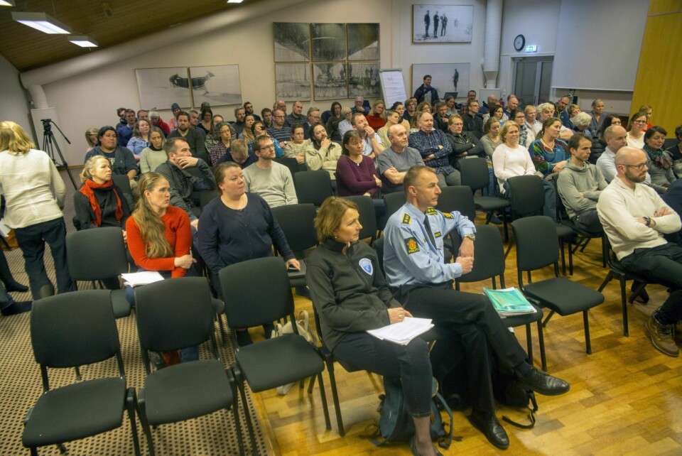 Om lag 100 møtte opp på folkemøtet på Polarhotellet torsdag for å høre på de seneste skred-anbefalingene fra NVE.